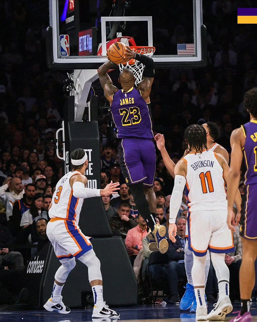 九游体育-詹姆斯迎来十赛季出色发挥，快船观众热烈欢呼！赢得满堂喝彩的简单介绍